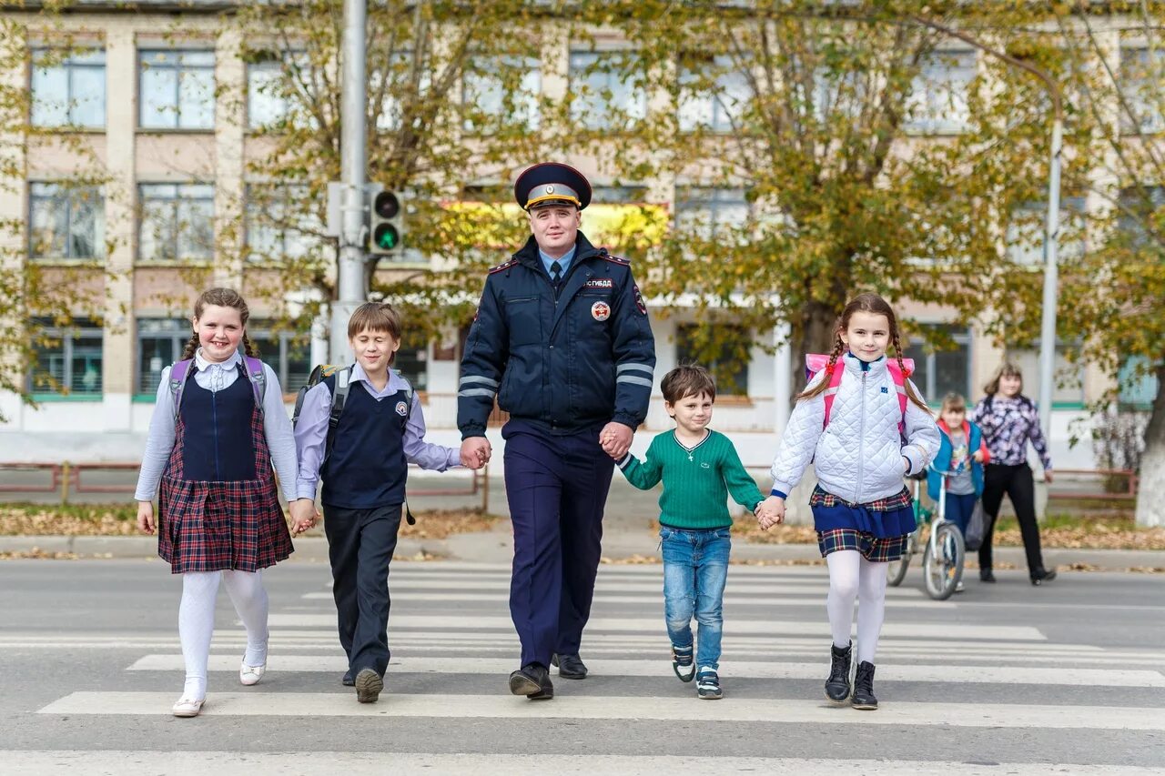 Новый учебный год в городе. Дети на дороге. Школьники на дороге. Школьник пешеход. Пешеходный для детей.