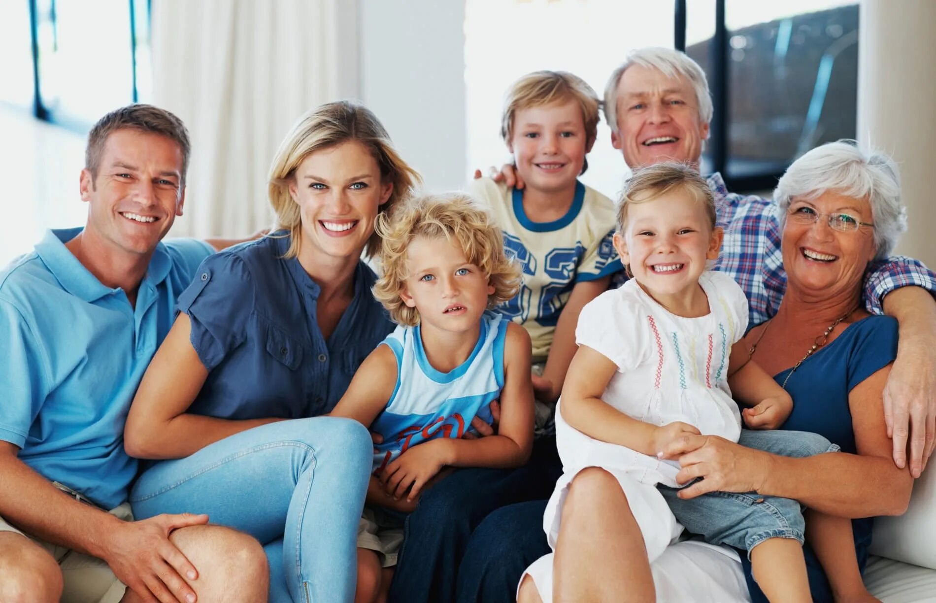 Родственник 4 поколения. Большая счастливая семья. Семья взрослые дети. Фотография семьи. Люди разных возрастов.