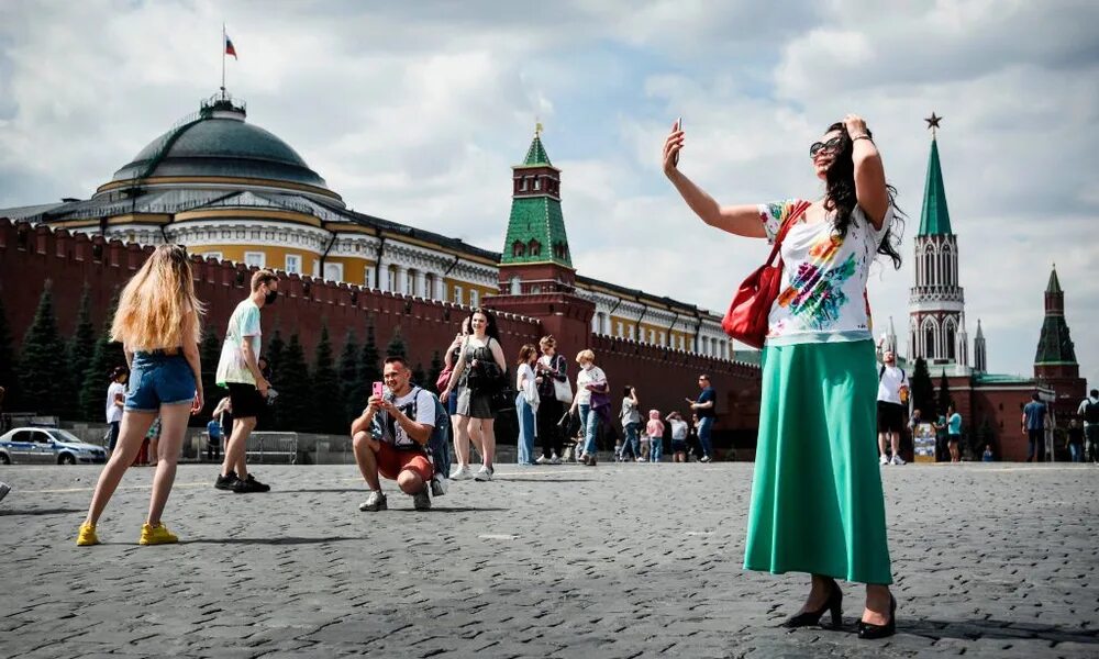 Вопрос ехать в москву. Еду в столицу. Россияне едут в Москву. Москва июль. В чем поехать в Москву.