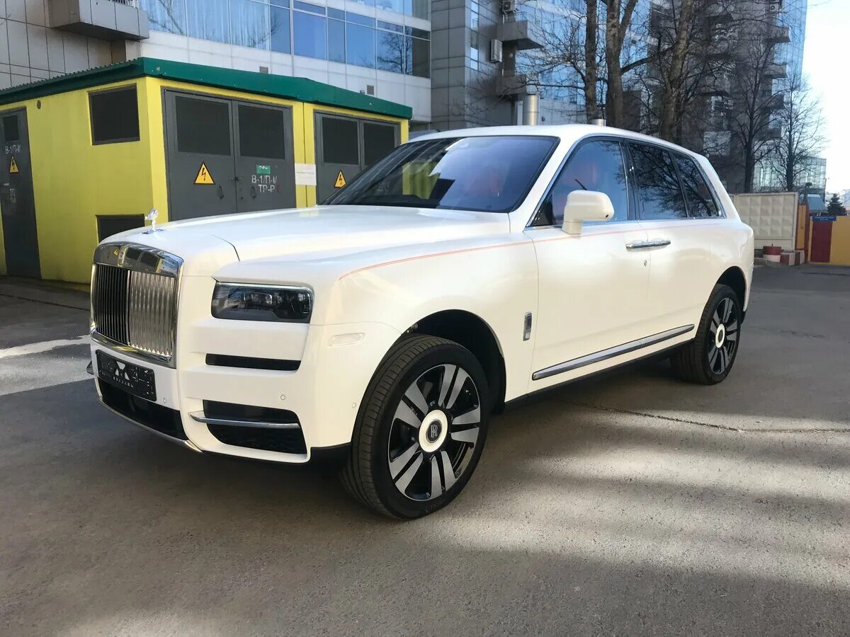 Роллс Ройс Куллинан 2022. Rolls Royce Cullinan белый. Роллс Ройс джип 2022. Rolls Royce Cullinan 2023.