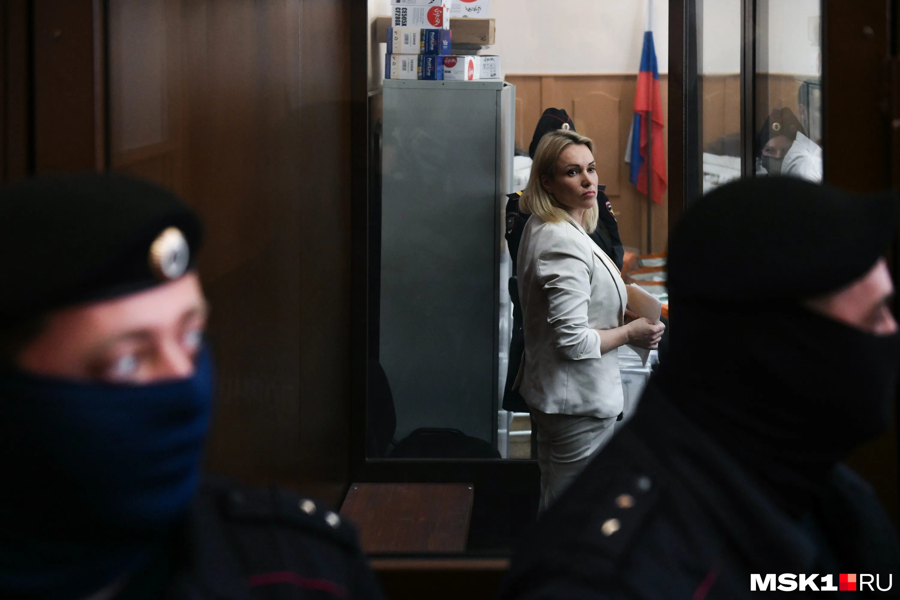 Под домашним арестом 1. Суд над инспектором колесниковым. Под домашним арестом 1. Под домашним арестом 1. Домашний арест фото.