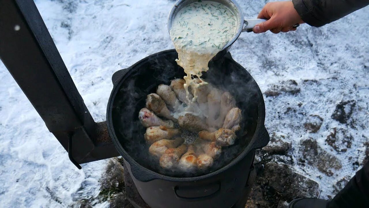 Жарка курицы в казане. Блюда в казане на кос Ре. Блюда приготовленные на костре. Казан на костре. Готовка в казане на костре.