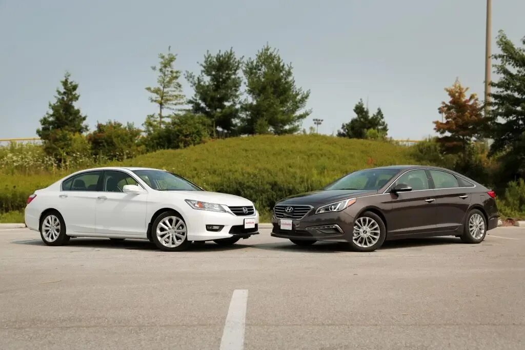 Accord vs. Hyundai sonata vs accord. honda vs hyundai. honda accord vs. i40 vs sonata.