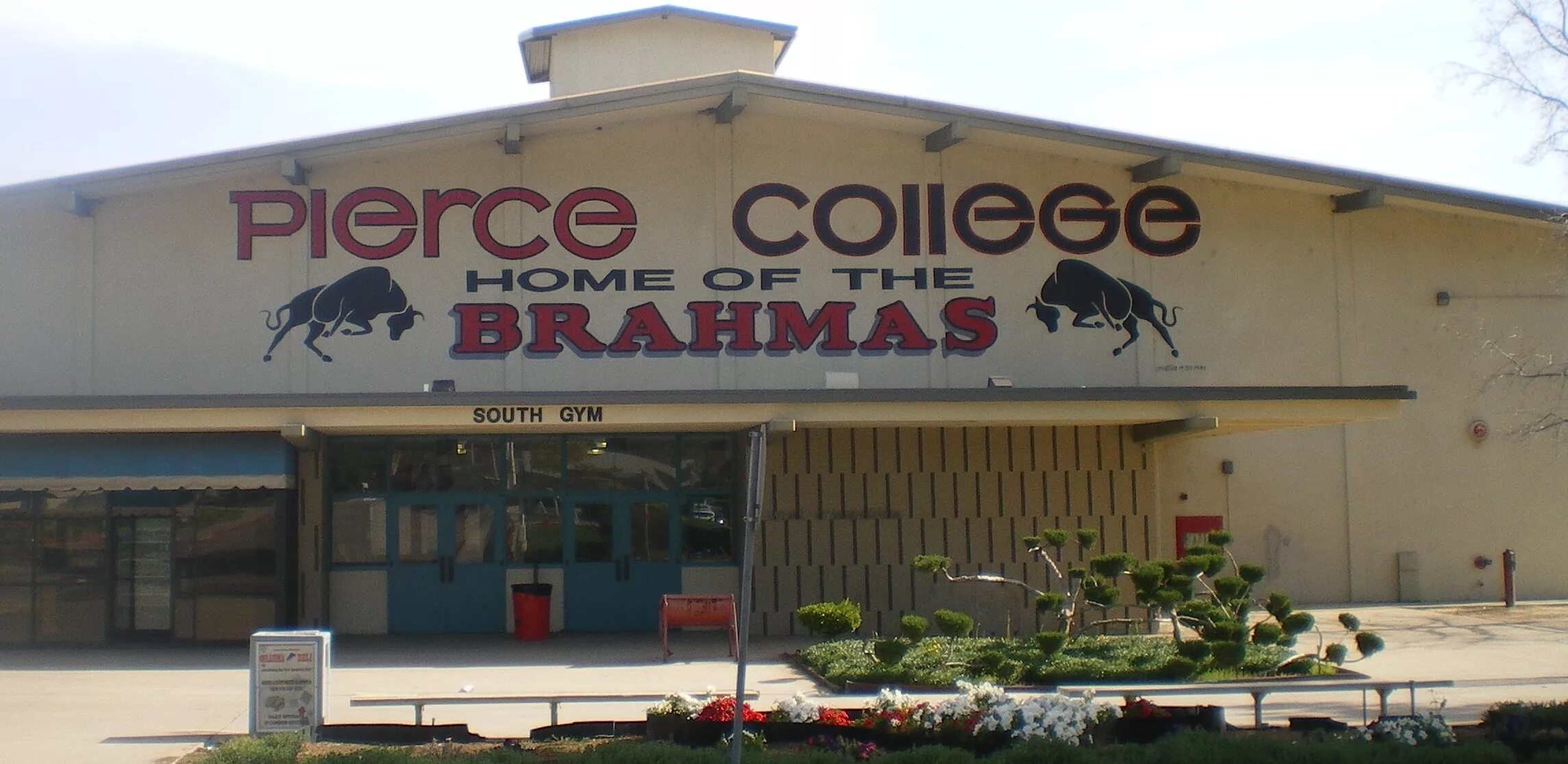 Pierce College. Лос Анджелес Woodland Hills. Хаббард колледж Лос Анджелес. Pierce community College.