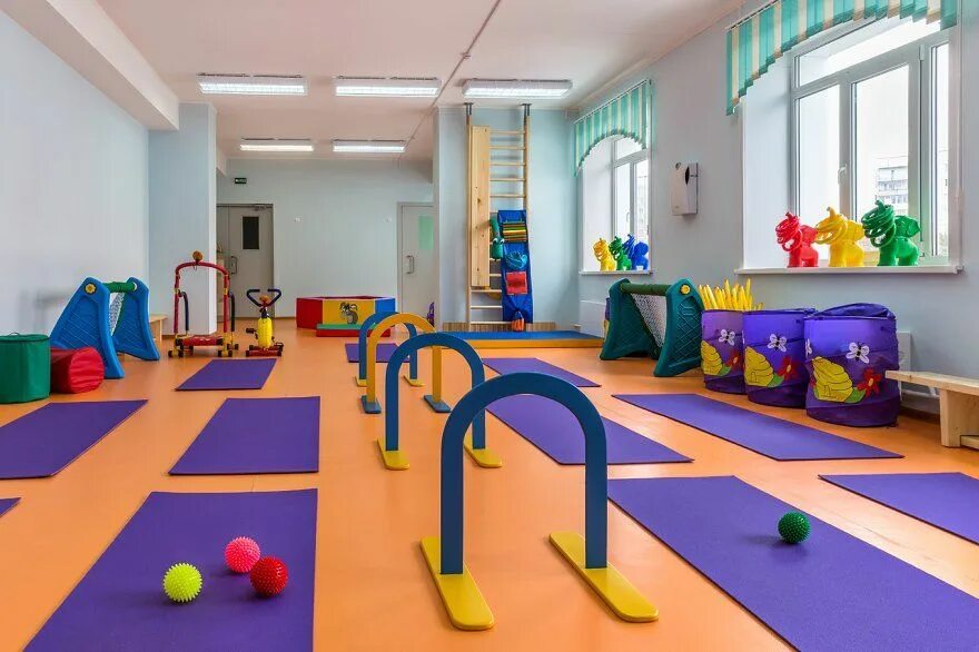 Современный спортивный зал в детском саду. Детский фитнес зал. Спортзал в детском саду. Спортивное оборудование для садика. Детский сад 10 дзержинский спортивный зал.