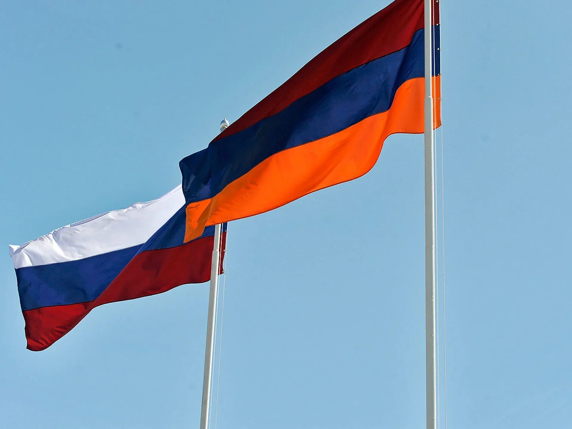 Флаг Армении и России. Армяно русский флаг. Флаг России с армянским. Армянский флаг и русский флаг.