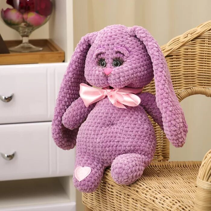 Описание плюшевого зайки. Вязаный розовый заяц. Плюшевый вязаный заяц розовый. Вязаная игрушка заяц. Зайка розовый игрушка вязаная.
