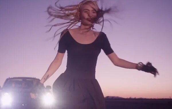 Grimes speed up. Genesis grimes исполнительница. genesis трек – граймс. grimes genesis концерт. grimes genesis 2025.