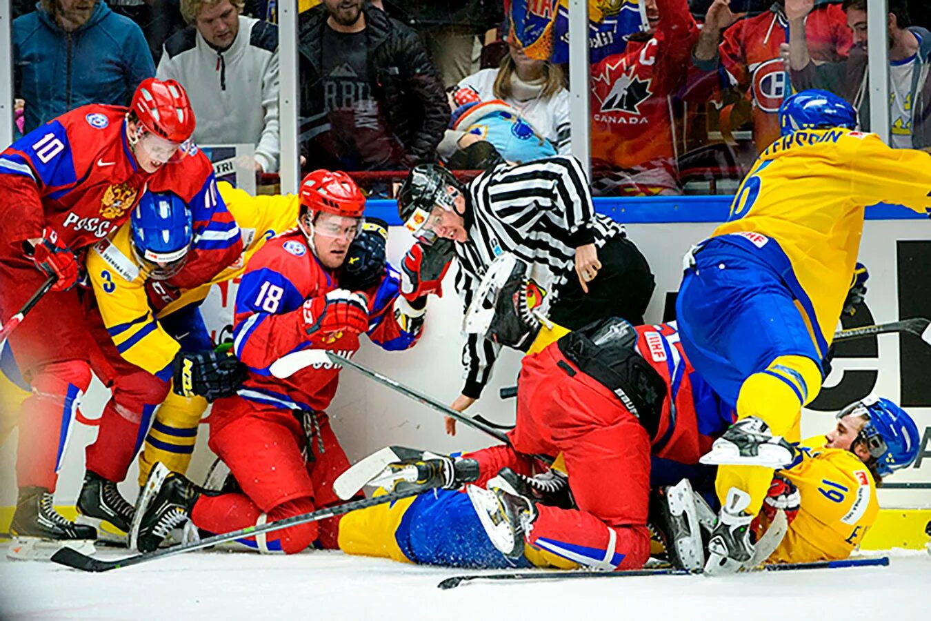 Драка хоккей сегодня. Россия драка хоккей. Хоккей драки сборной России. Швеция России хоккей драка. Массовая драка в хоккее.