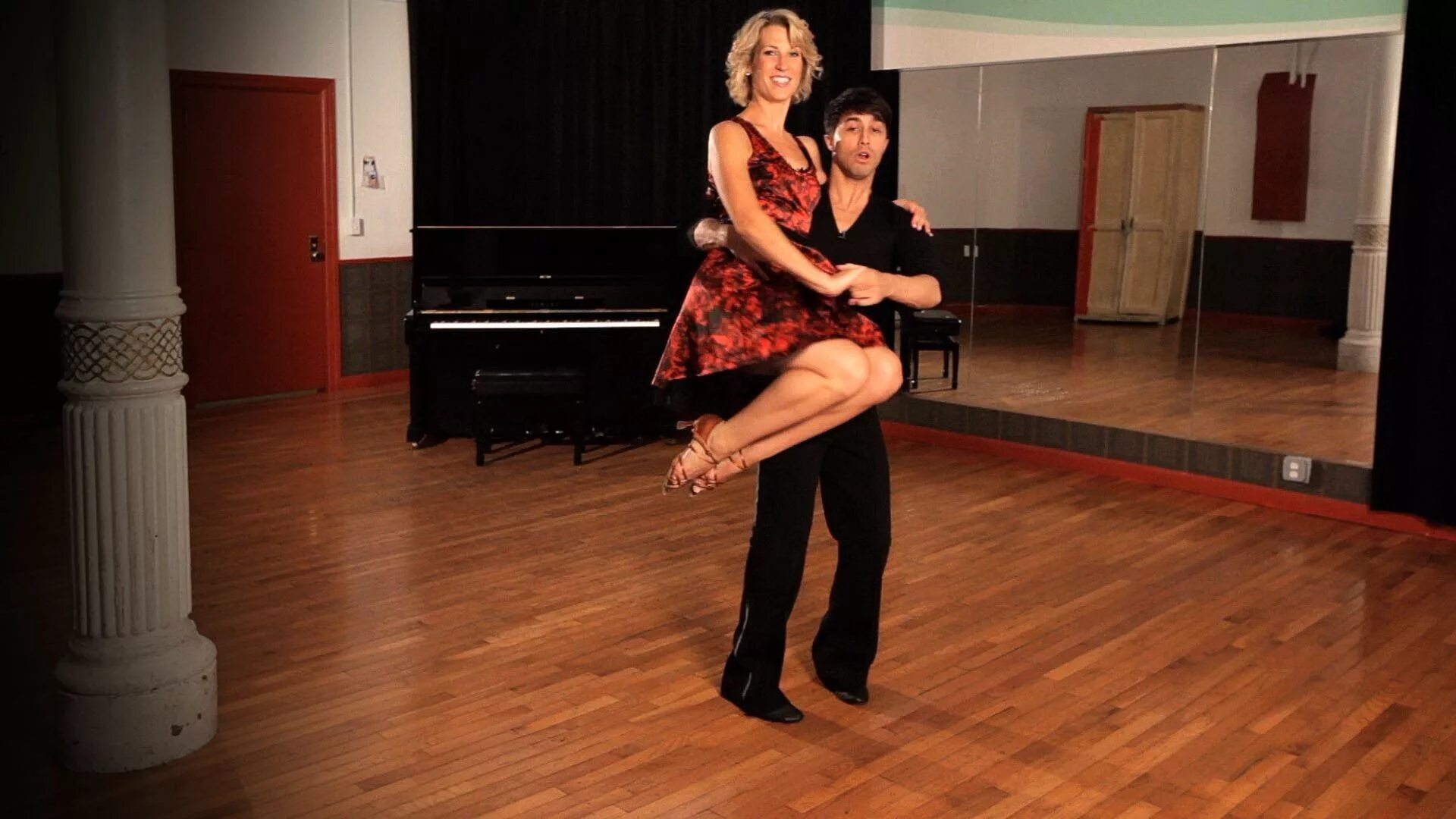 Свинг ютубе. Lift carry dance. lift carry в танцах. линди хоп танец. свинг в бальных танцах.