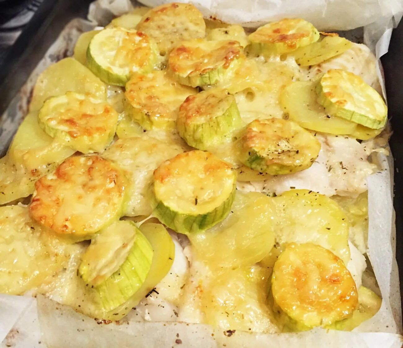 Картофель с кабачками. Что можно приготовить из картошки и кабачков. Кабачки с фаршем и картошкой в духовке. Что можно приготовить из картошки и кабачков. Жареная картошка с кабачками на сковороде.