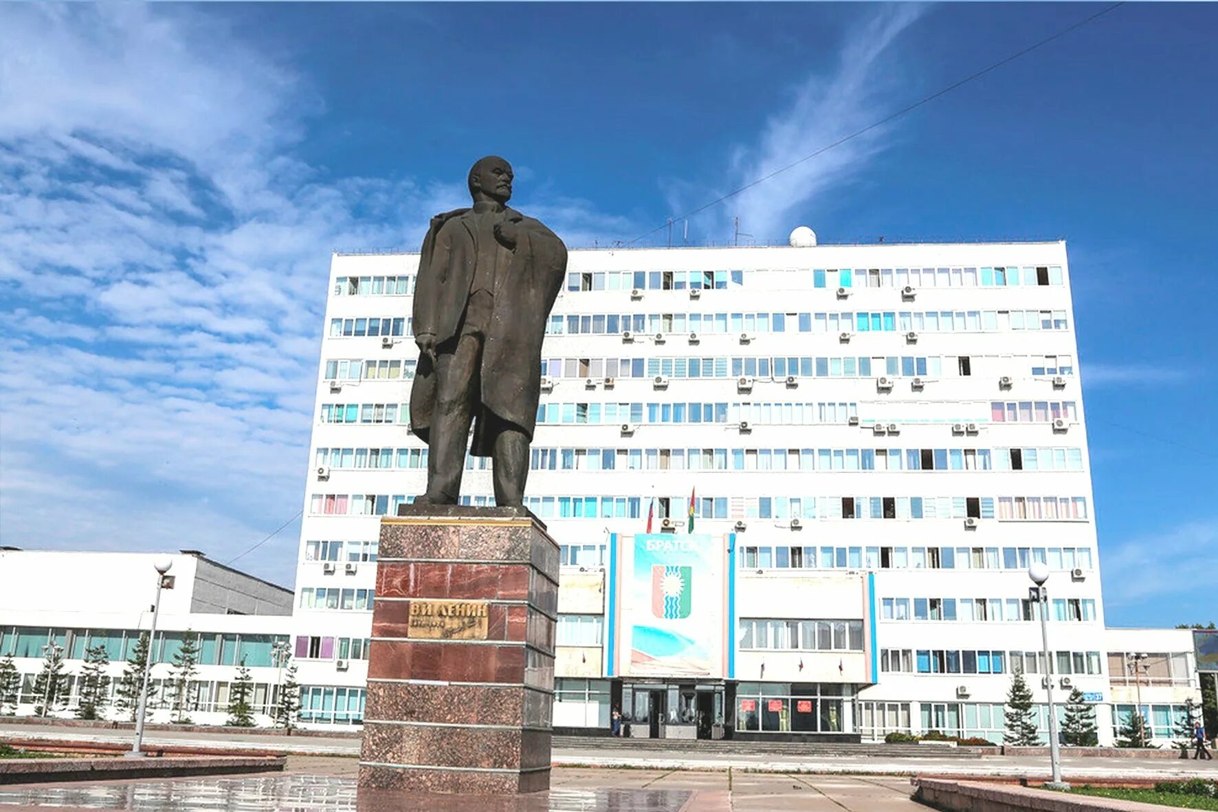 Площадь Ленина Братск. Памятник Ленину Братск. Город Братск Иркутская область. Достопримечательности города Братска.