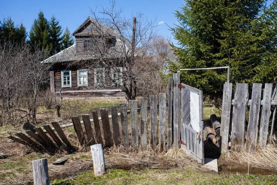 Зарегистрировал на участке старый дом. Старый забор в деревне. деревенский дом с забором. старый дом с покосившемся забором. покосившийся забор.