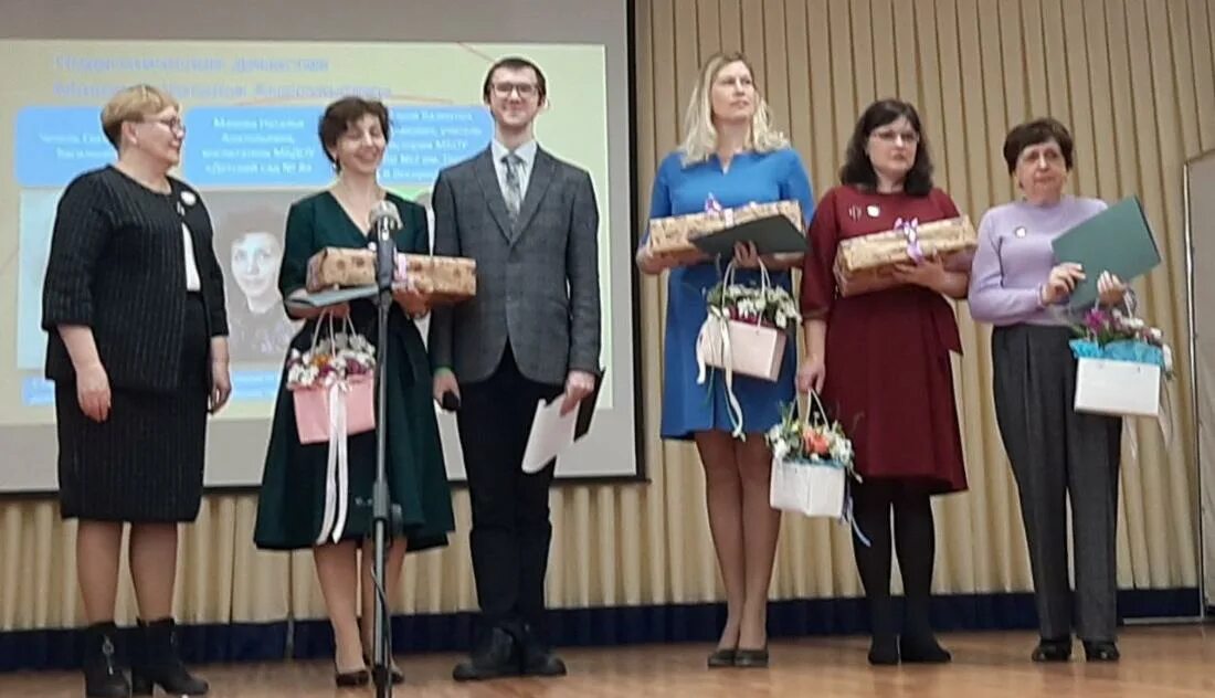 Сш вакансии. Мстижская средняя школа борисовского района. Борисовская школа бабаевский район. Ермаковская школа 1. Учитель в школе.