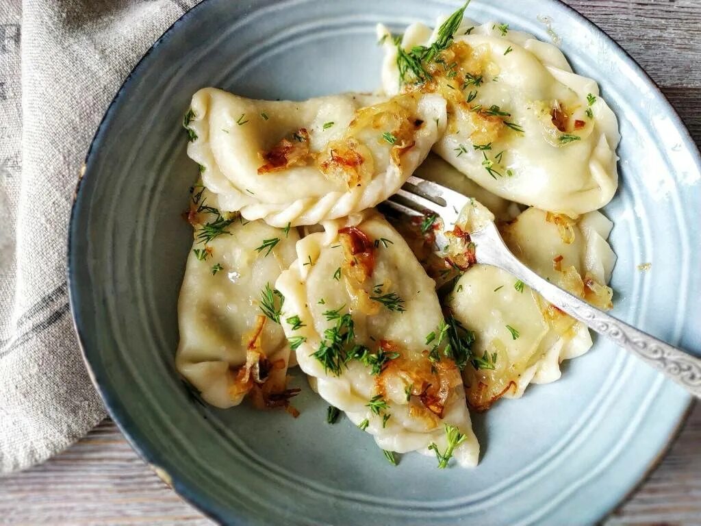 Фото вареники с картошкой и луком. Вареники с картошкой и луком. Вареники с картошкой и грибами. Вареники с картошкой и жареным луком и грибами. Вареники с картошкой и жареным луком.