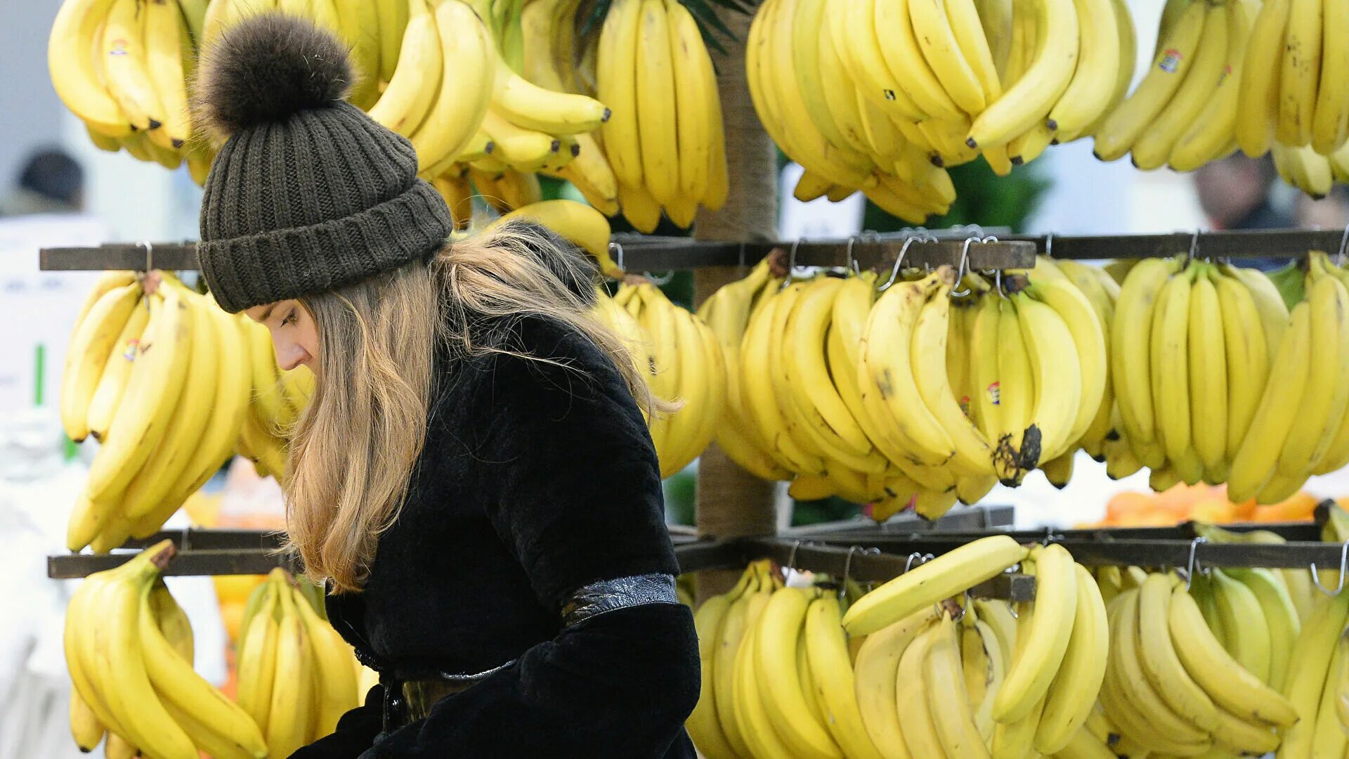 Откуда повезут бананы в россию. Бананы. Банан фото. Бананы в СССР. Человек банан.
