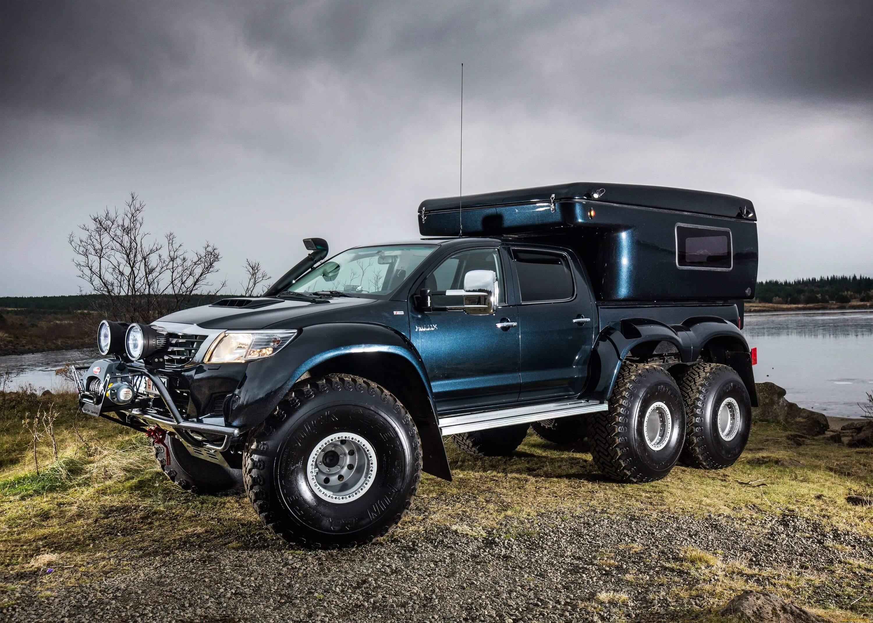 Автомобили с постоянным полным. Toyota Hilux 6x6. Toyota Hilux Arctic Trucks. Hilux Arctic Trucks. Arctic Trucks Ford f-350 6х6.