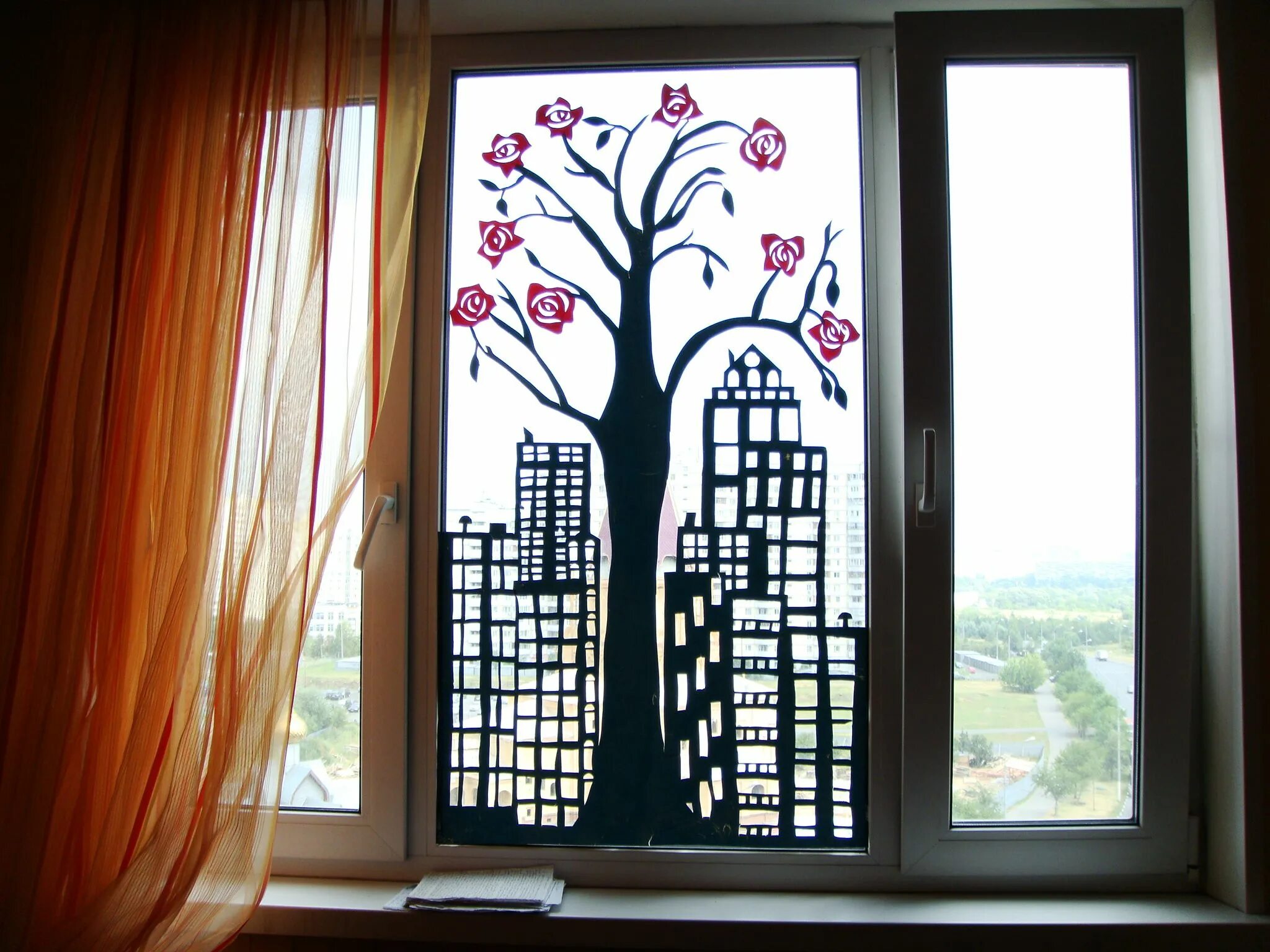 Красивые рисунки на окна. Украшения на окна деревья. У окна. Окно дерево. Вытынанки шторы на окна.