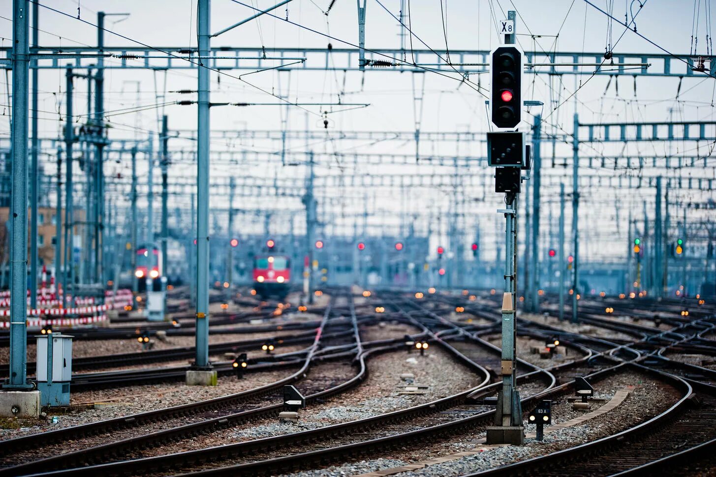 Железнодорожный транспорт строительство. СЦБ на железной дороге что это. Железнодорожная инфраструктура. Железнодорожные пути. Железная дорога вокзал.