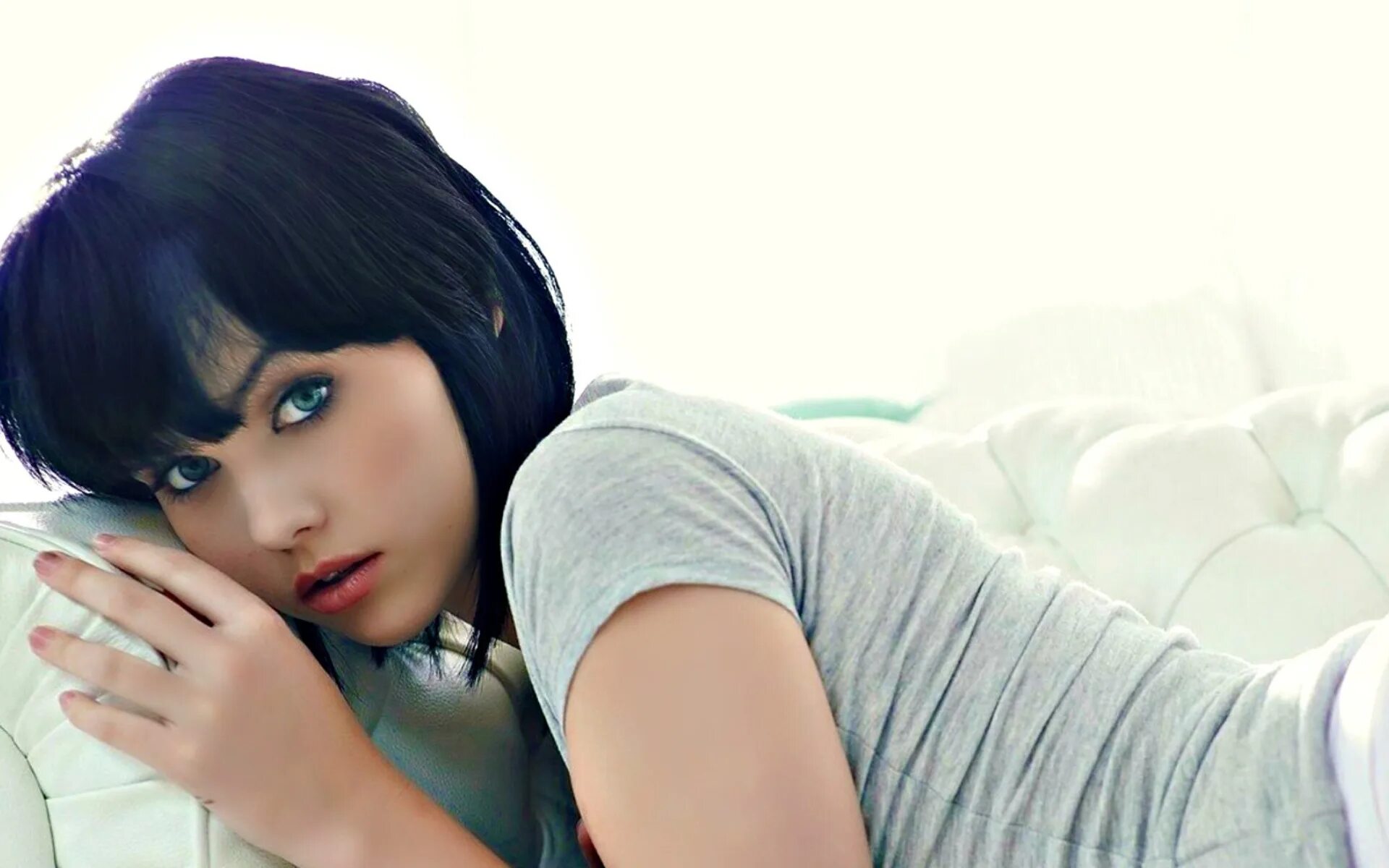 Модель marie grippon 2019. Мелисса кларк 2021. Мелисса кларк 2018. Атака титанов микаса. Девушка каре с голубыми глазами.