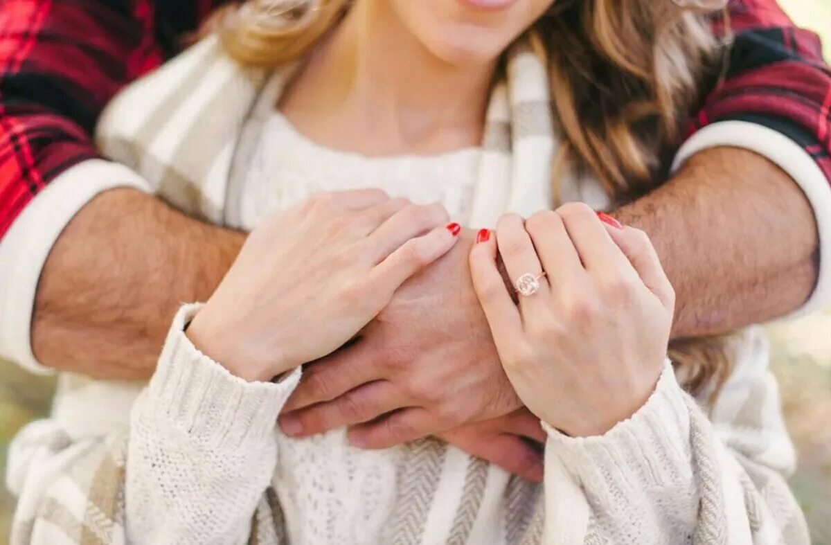 Закон о измене в браке 2024. Объятия мужчины и женщины. Теплые отношения в семье. Мужчина обнимает женщину. Мужские руки обнимают.