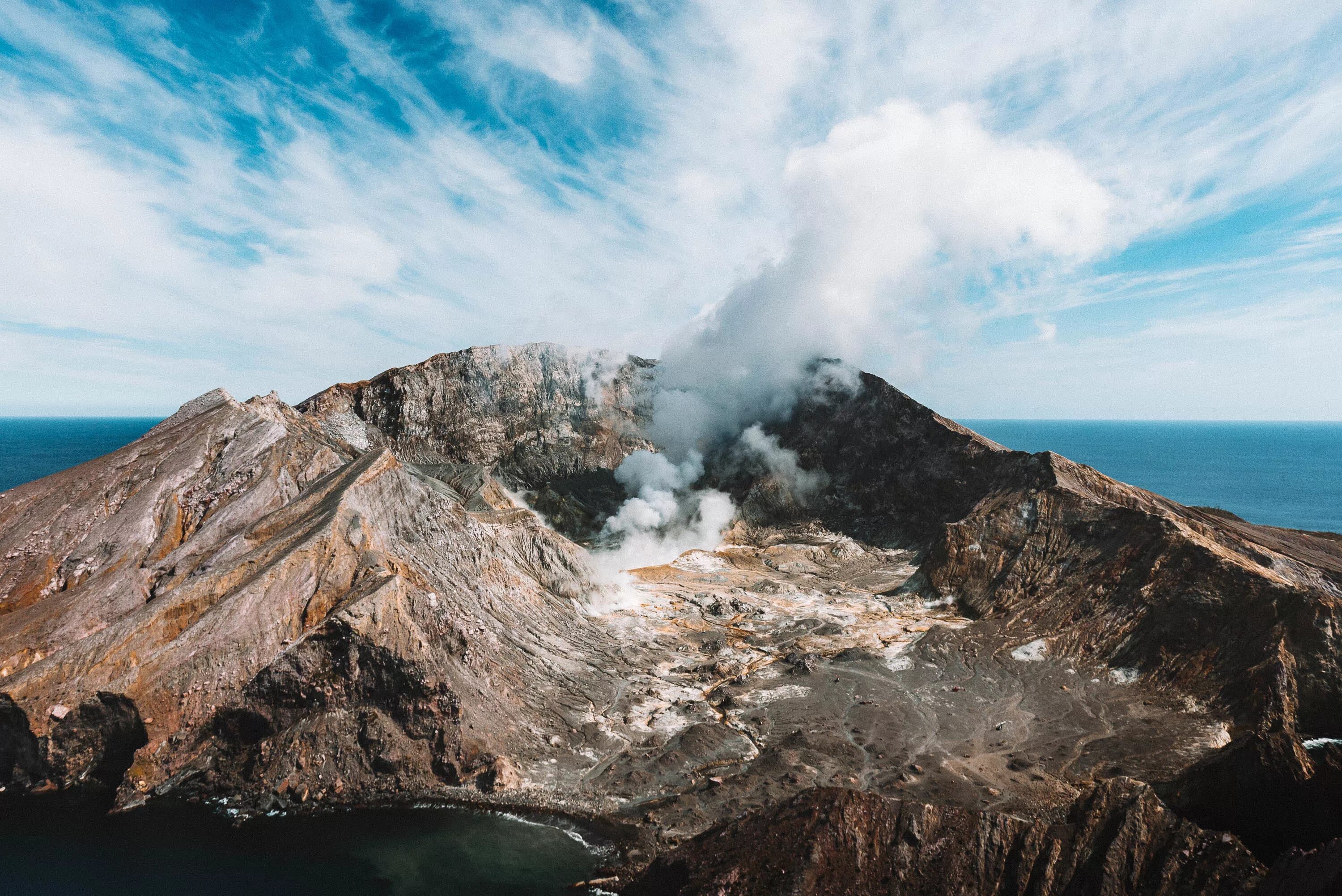 Volcano island. Вулкан Вулькано в Италии. Вулкан Уайт-Айленд. Остров Уайт новая Зеландия. Вулкан Вулкано Липарские острова.