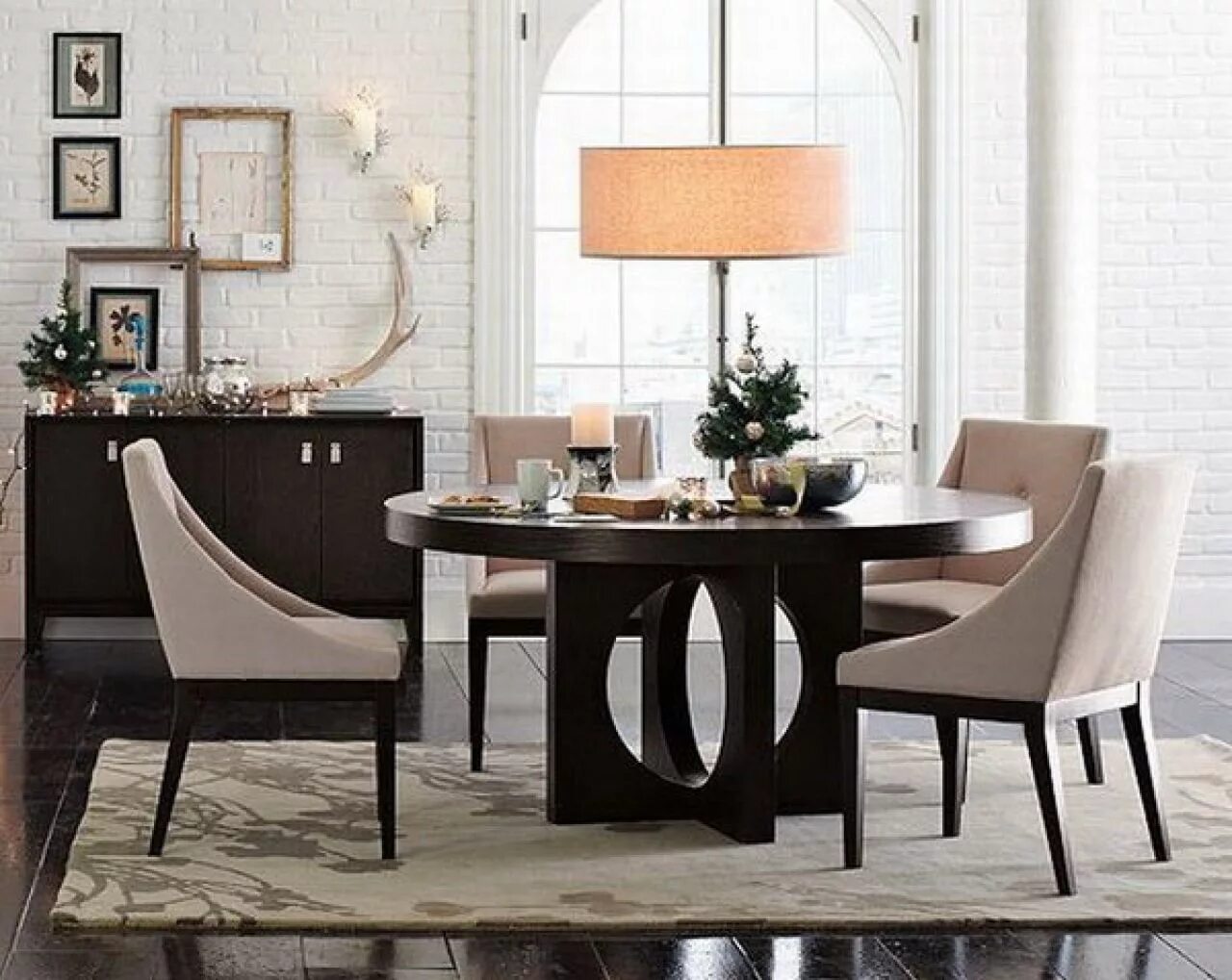 More dining. Обеденный стол в стиле Модерн. Круглые столы для гостиной. Круглый стол в интерьере. Круглый обеденный стол в интерьере.