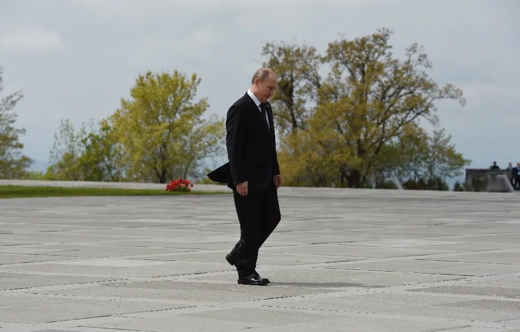 походка кгб. путин идет. походка стрелка путин. походка стрелка. рост медведева 152 см.