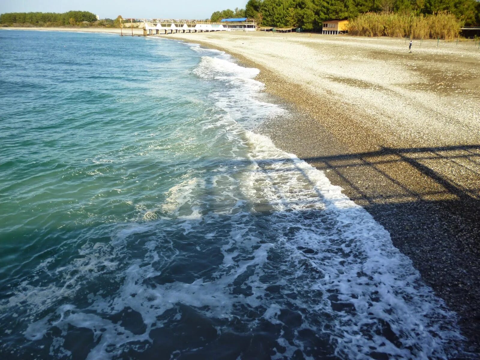 Погода в пицунде вода в море. Пляж Бичвинта Пицунда. Водоворот в Пицунде. Пицунда море. Пицунда мелкое море?.