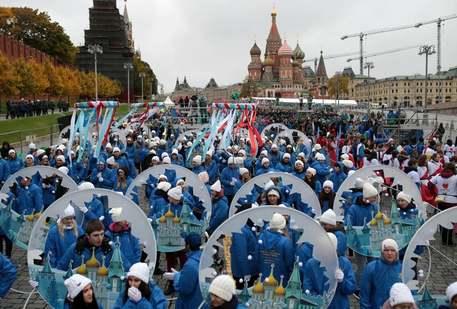 Фестиваль молодёжи и студентов в Москве 2017. Всемирный фестиваль молодёжи и студентов в Москве 2017. Фестиваль молодёжи и студентов 2017 шествие. Карнавальные шествия в России.