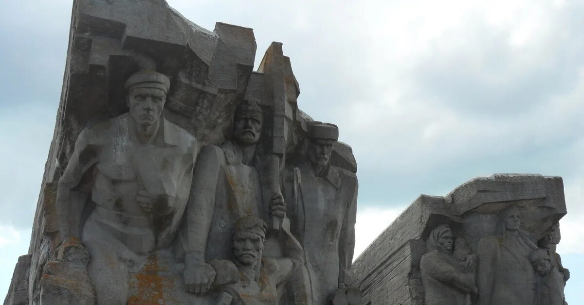 Город-герой керчь монумент аджимушкайские каменоломни. Фото керчи аджимушкай близость к морю. Город-герой керчь монумент аджимушкайские каменоломни. Героев аджимушкая 6. Каменоломни аджимушкая памятник.