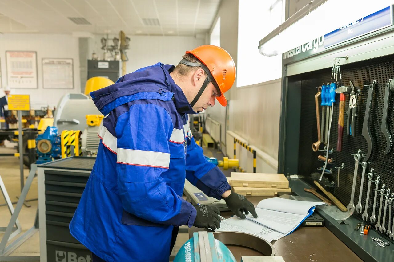 Электромеханик вахтой. Судовое электрооборудование. Профессия электромонтер. Электромеханик вахтой. Электромеханик сцб метрополитена.