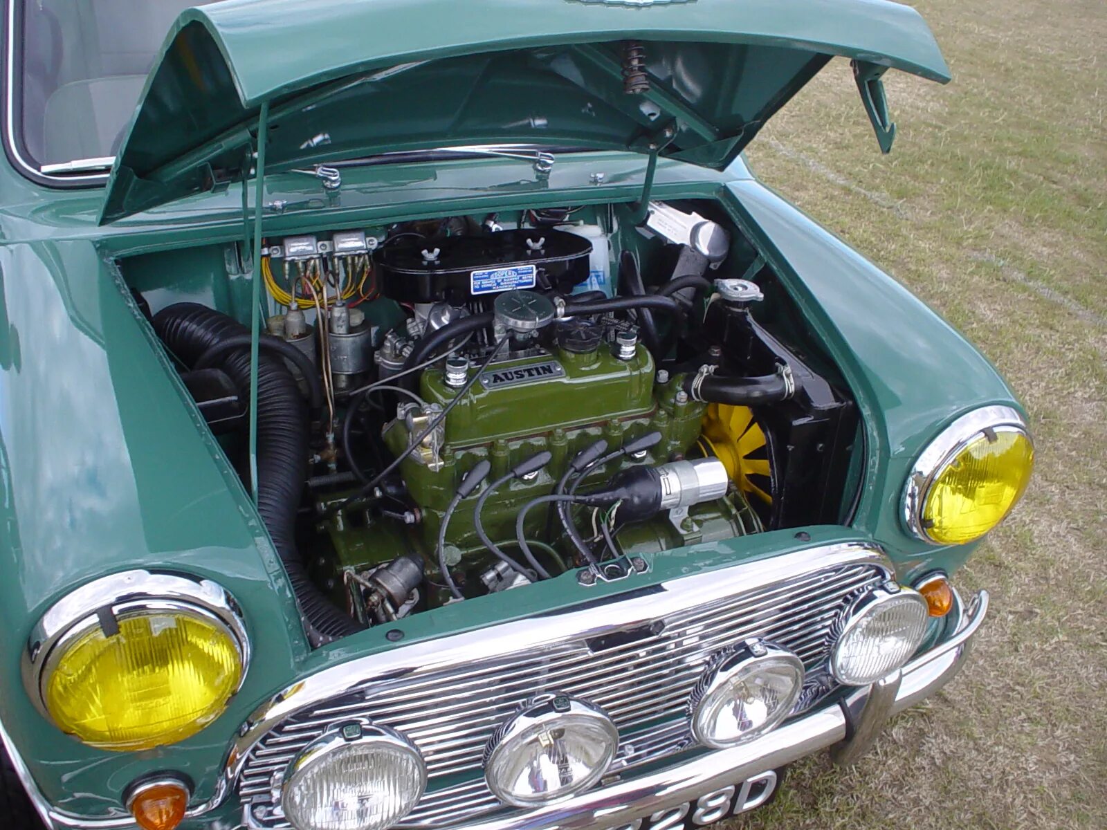 Запчасти скупка. Форд гт 40 двигатель. Двигатель volkswagen type 4. Чем старше мотор. Старинный автомобильный мотор.