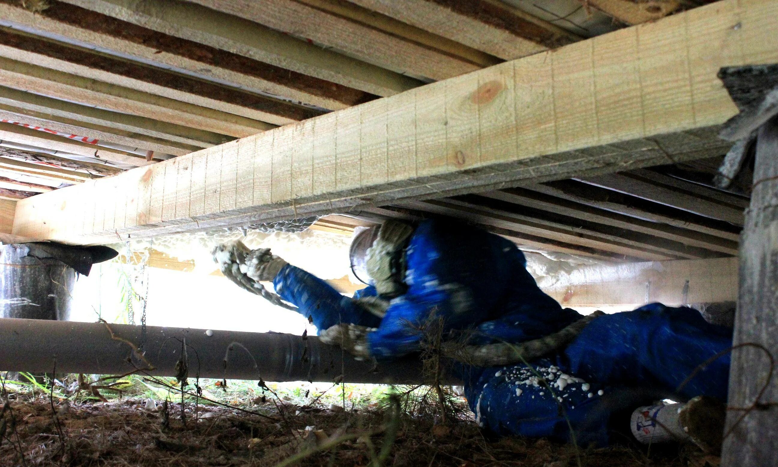 Деревянная забирка столбчатого фундамента. Забирка столбчатого фундамента. Утепление деревянного дома на сваях. Забирка столбчатого фундамента. Теплоизоляция для цоколя свайного фундамента.