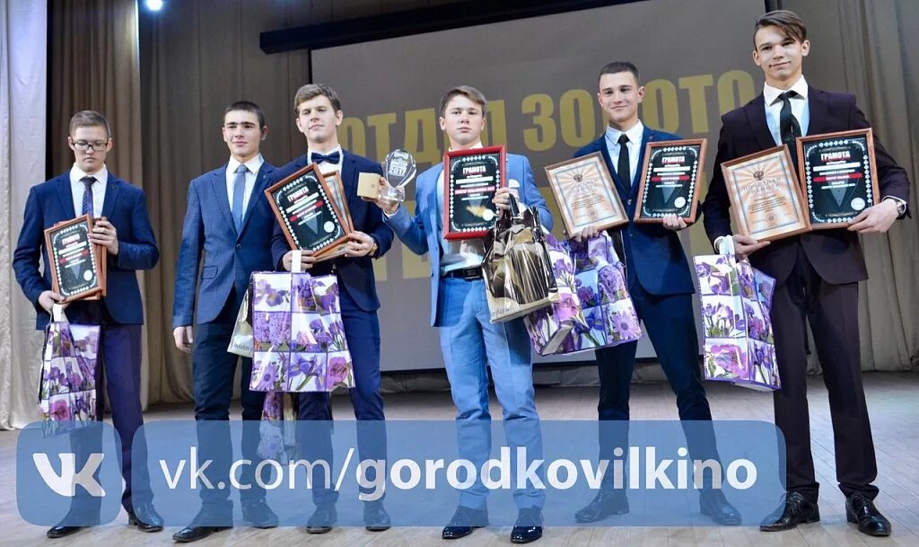 Позор ковылкино. Ковылкино лыжи. Мэр города ковылкино. Подслушано в ковылкино доска объявлений. Центральная площадь ковылкино.