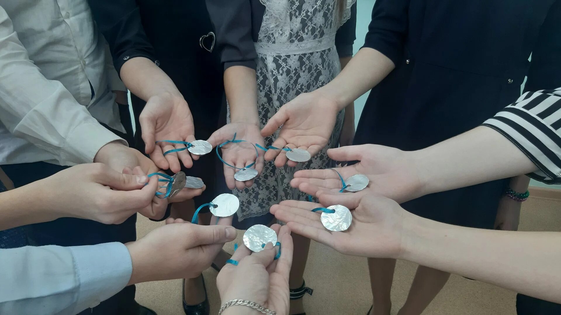 блокадные светлячки ленинградские. светлячки блокада ленинграда. оливковая лента символ блокады ленинграда. светлячки блокадного ленинграда. блокадные светлячки ленинградские.