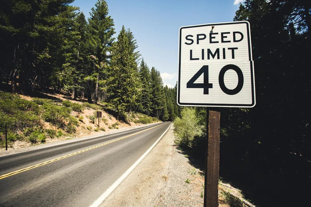 Road limit. Speed limits. Дорожные знаки ограничение скорости. Знак шоссе. Знак ограничения скорости в Европе.