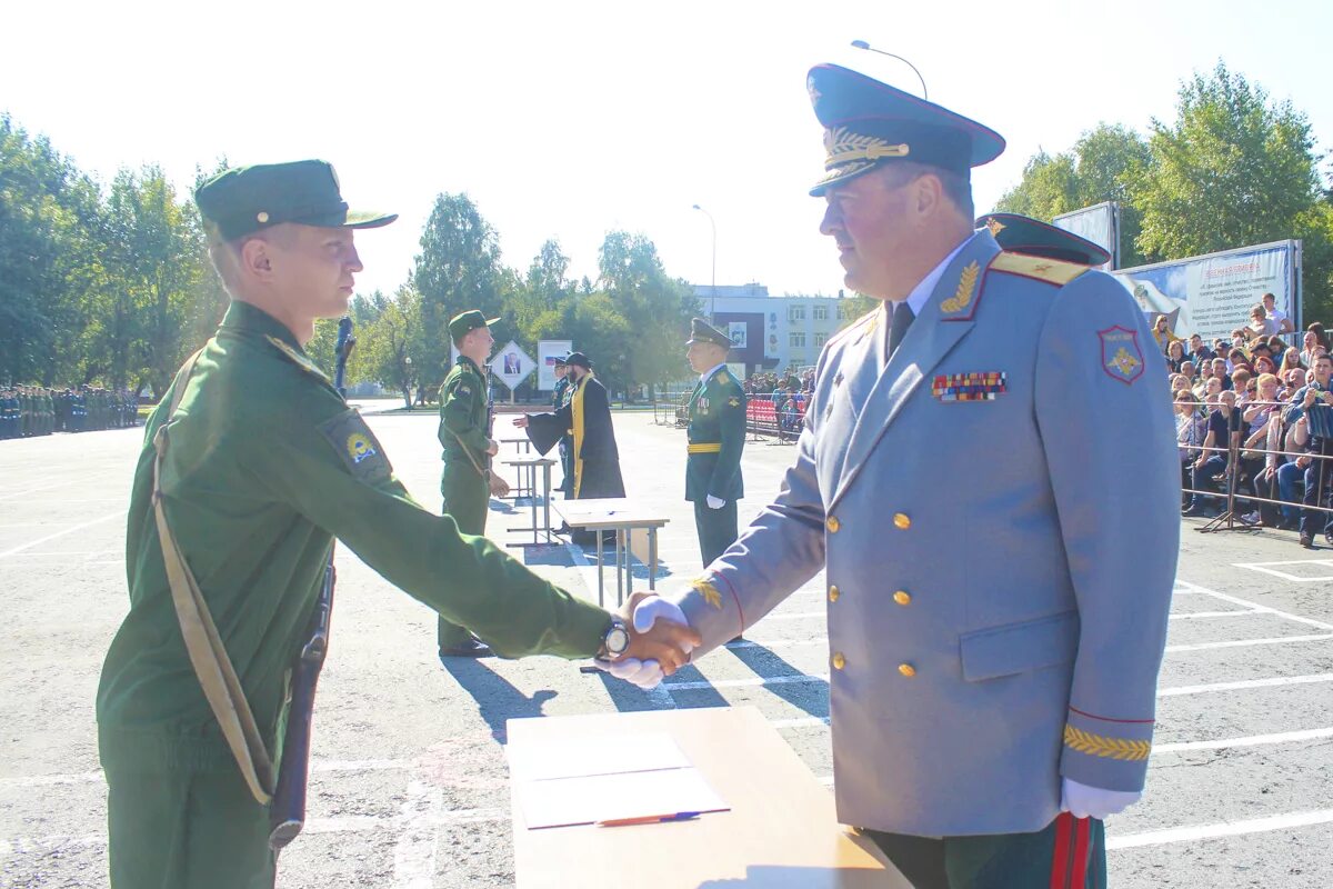 Высшее военное командно инженерное училище. ТВВИКУ Тюменское высшее командное училище имени Прошлякова. Высшее военное командное училище Тюмень. Начальник Тюменского высшего военно-инженерного училища. Торжественное принятие военной присяги.