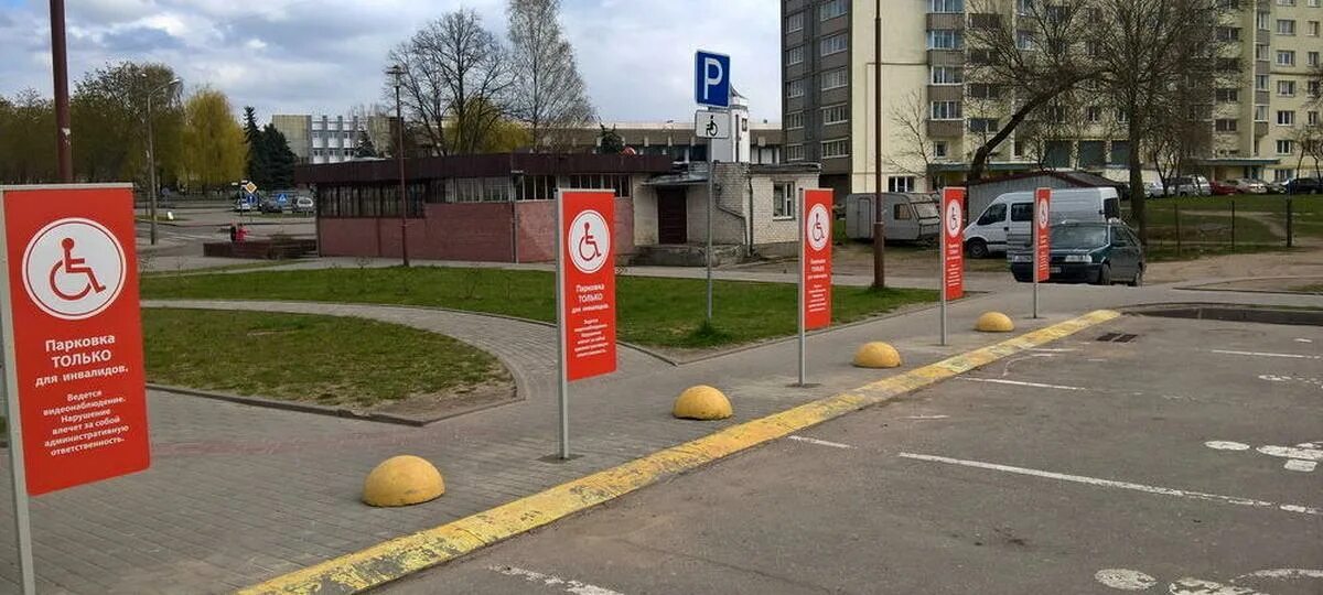 Parking store. Парковка у магазина. Парковка возле магазина. Парковка перед магазином. Стоянка возле магазина.