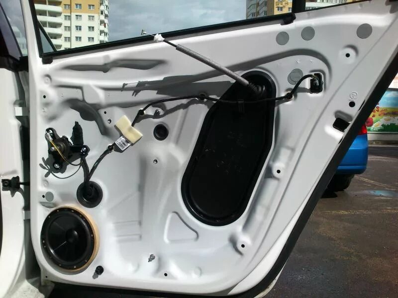 замок двери уаз патриот 2017г. задний двер. задний двер. разобранная задняя левая дверь лада приора. двери opel astra h.