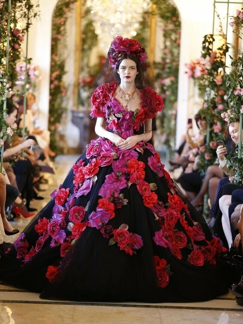 Дольче габбана цветы. Коллекция Dolce Gabbana alta Moda. Дольче Габбана Альта мода. Дольче и Габбана Кутюр. Платье в стиле Дольче Габбана.