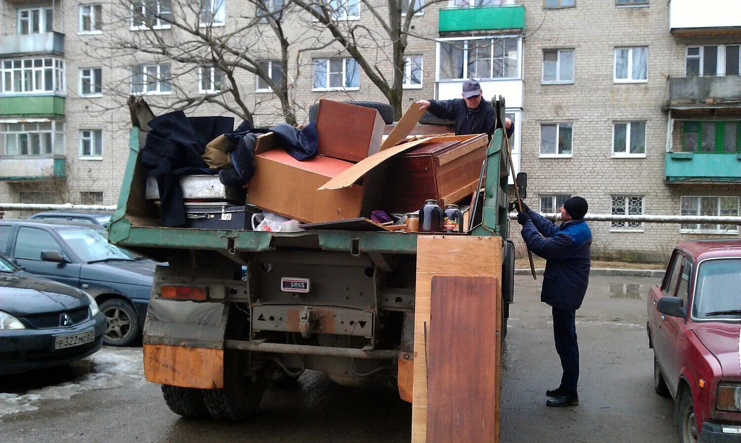 Вывоз старой мебели на свалку.