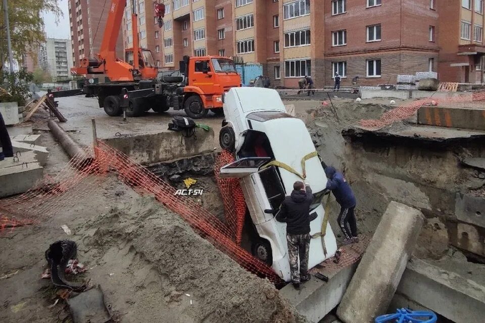 Теплотрасса ленинский. Упал кран в новосибирске. котлован в ленинском районе. влетел в яму. теплотрасса во дворе.