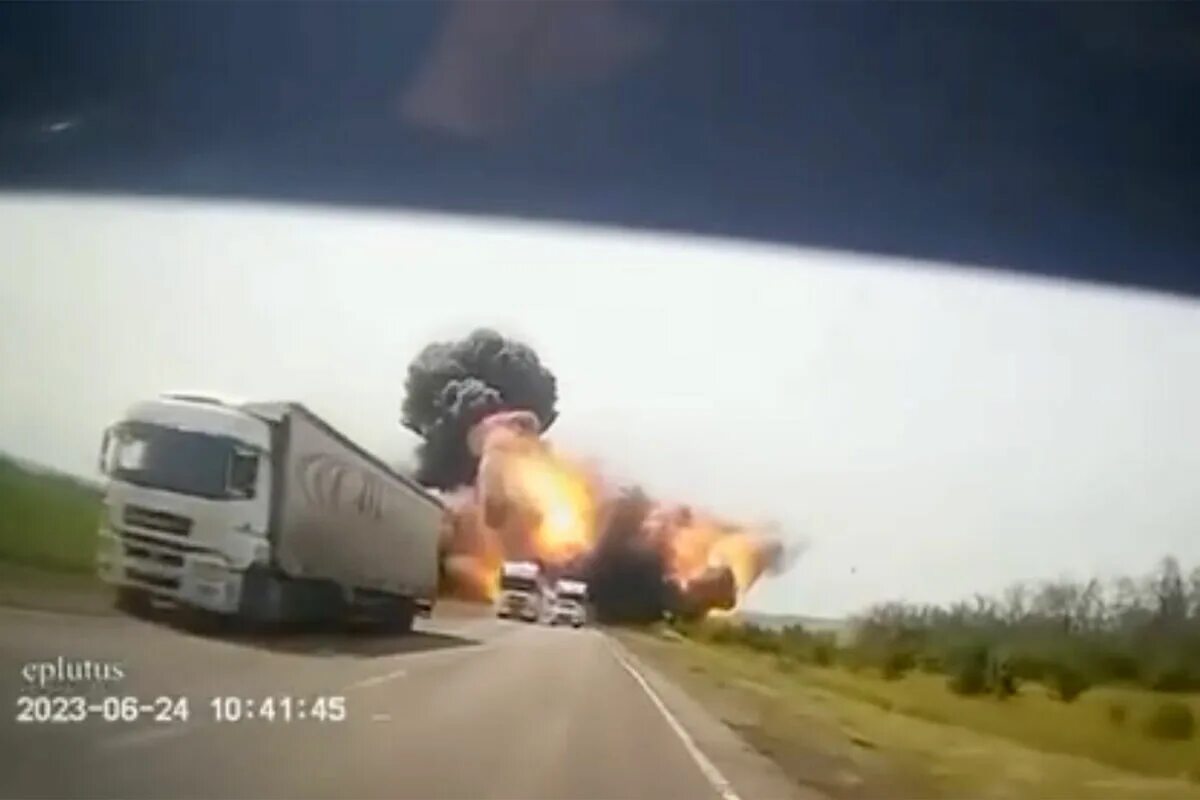 Синий трактор begemot. Чвк вагнера бойцы оркестра. Чвк вагнера на украине 2022. Чвк вагнер фото. По полям чвк едет к нам.