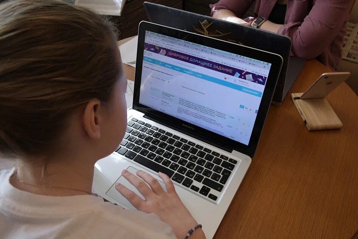 Дистанционные занятия в школе. Дистанционное образование для школьников. Дистанционная школа помощь. Ребенок сидит за компьютером. Учеба на удаленке.