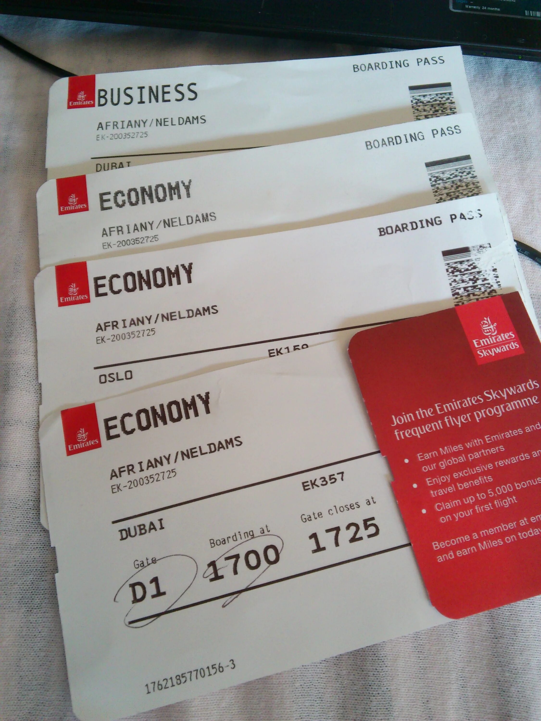 Купить авиабилет в дубай. Билет Emirates. Emirates Boarding Pass. Emirates Dubai bilet. Emirates билет 1.