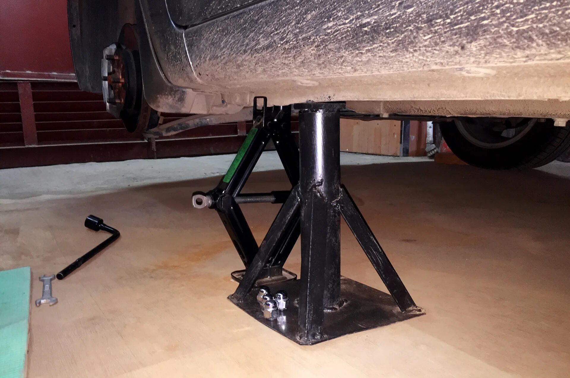 Подставка под домкрат. Резиновые подставки для подъемника. Подставка под домкрат. Подставка под автомобиль 3т t51203. Подставки vorel by toya 3 т под авто.