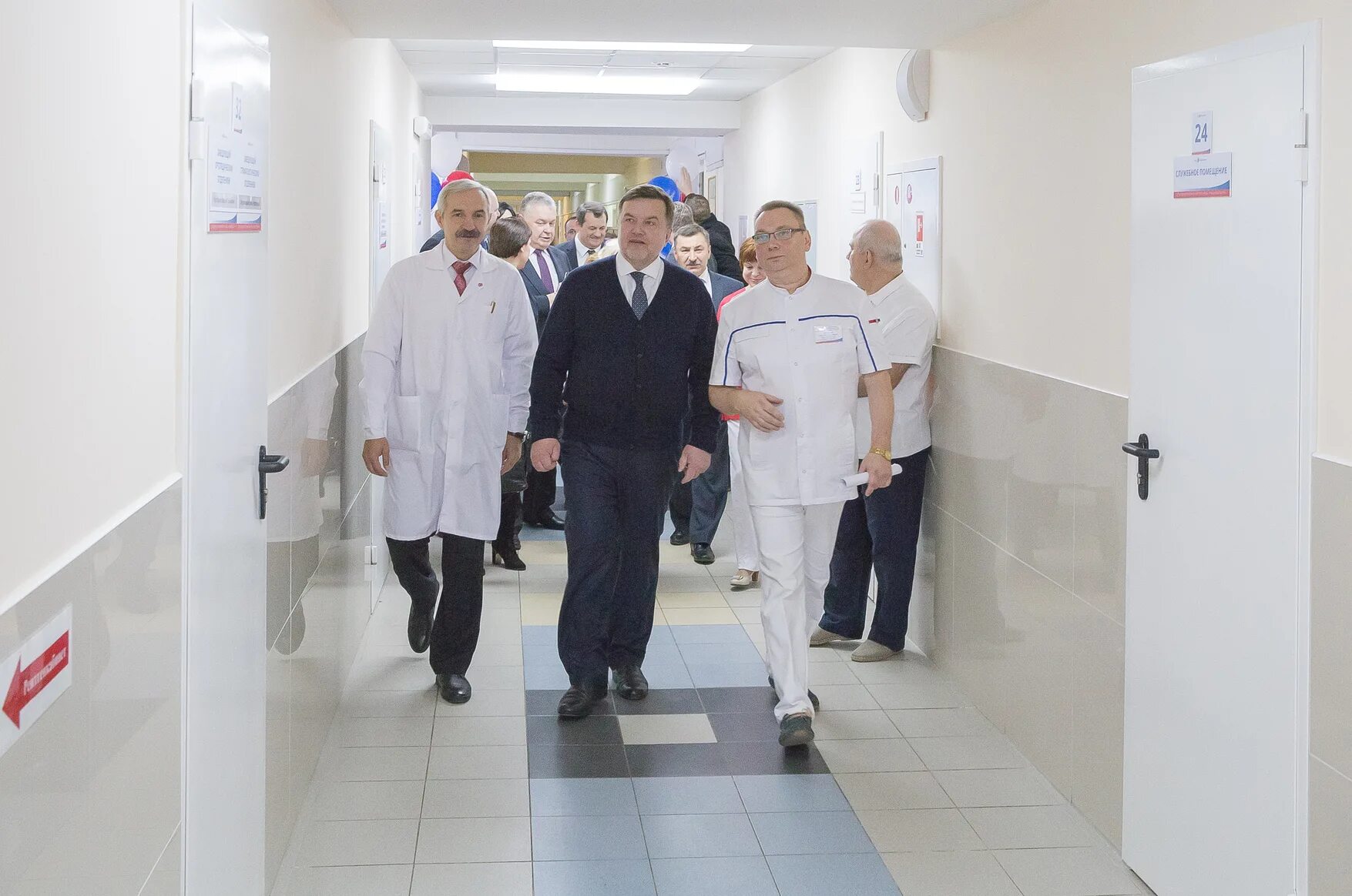 Поликлиники принимают