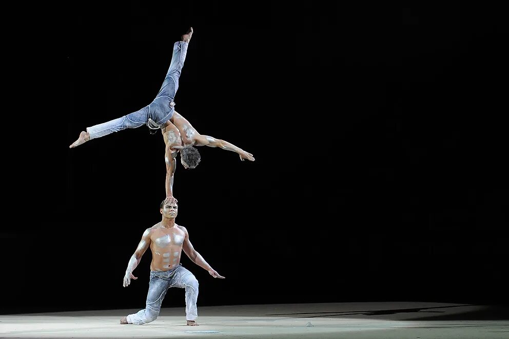 Акрабатикой. Цирк дю солей акробаты. Акробат. Акробат талант. Гимнастика в цирке дю солей.