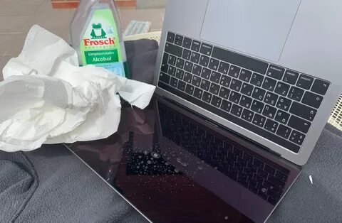 Влажной салфеткой можно протирать экран ноутбука